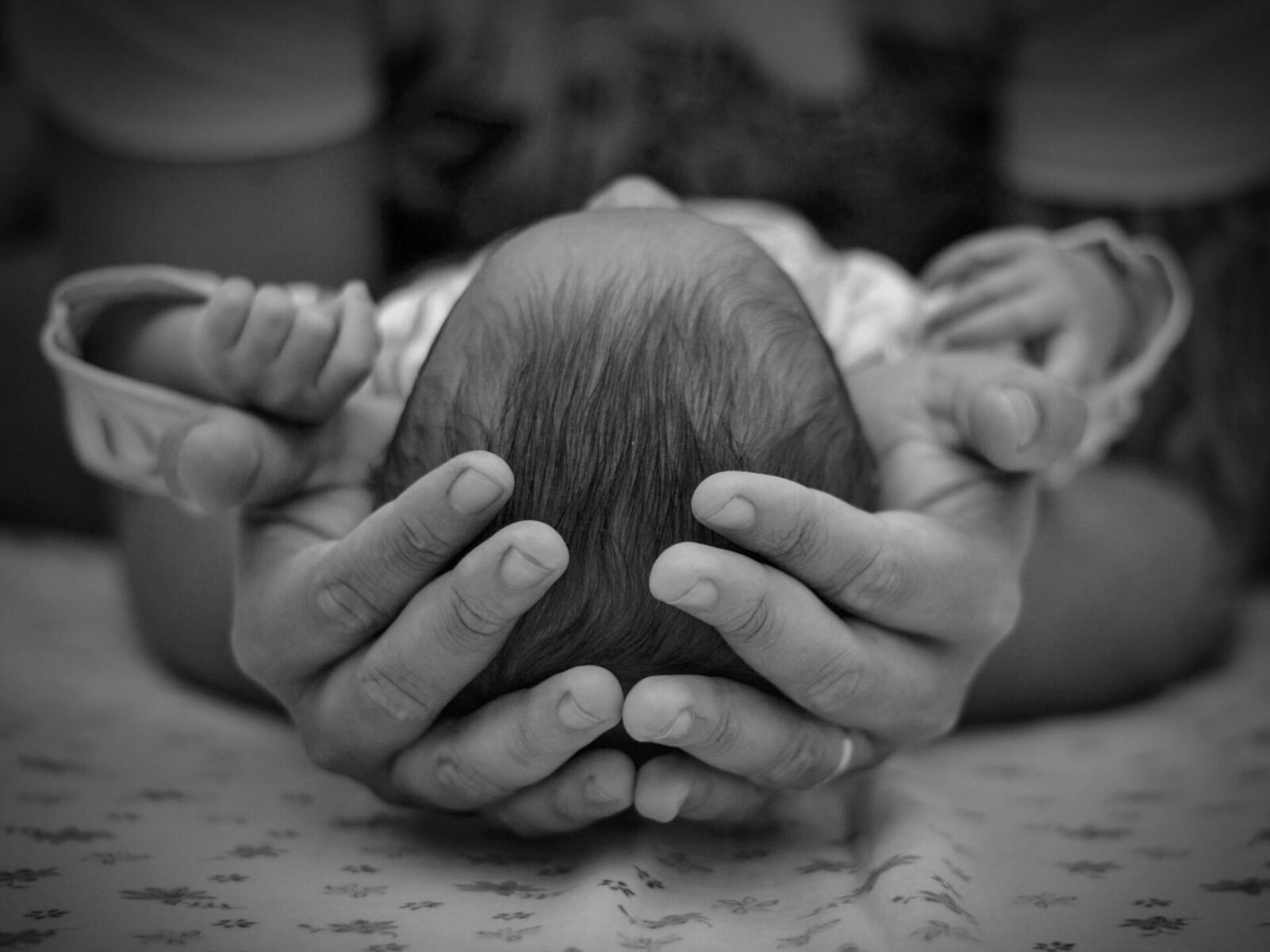 Prévenir la tête plate chez le nourrisson : conseils et gestes simples